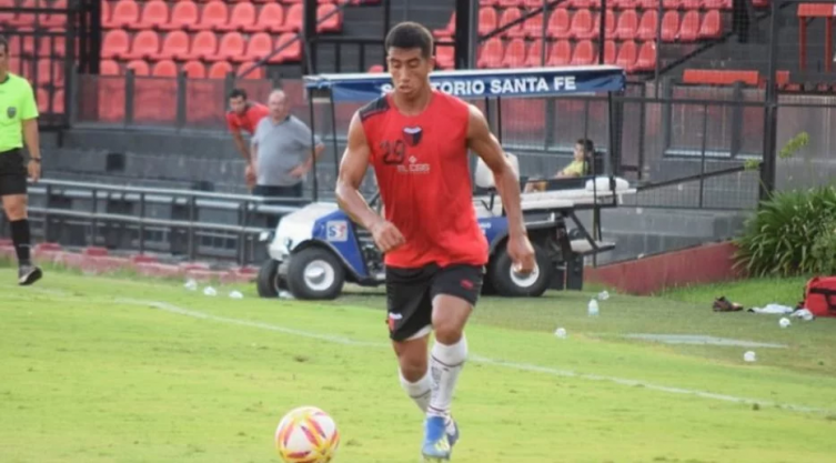 Franco Quiroz firmó su primer contrato en Colón