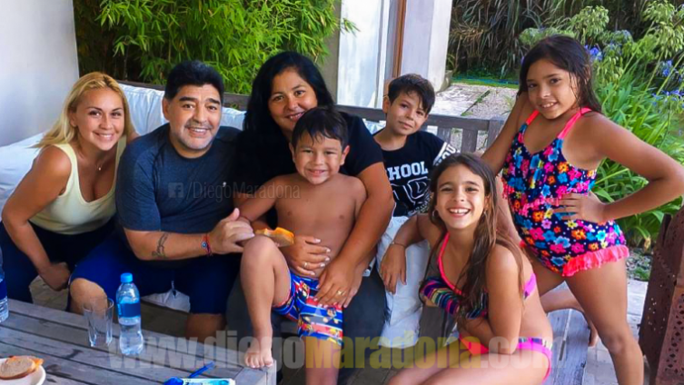 Video: Dieguito Fernando gambetea a Diego Maradona como si fuese un 