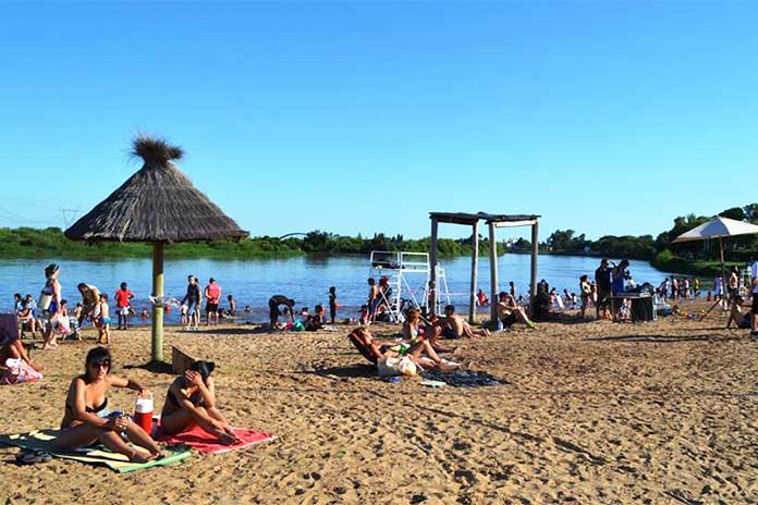 Por la crecida del Salado inhabilitaron la playa