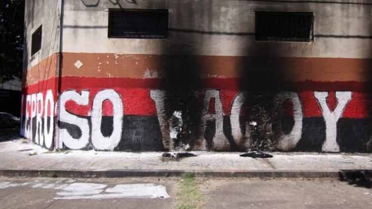 Ahora quemaron una pintada de Newell ´s en Colón y 27 de Febrero