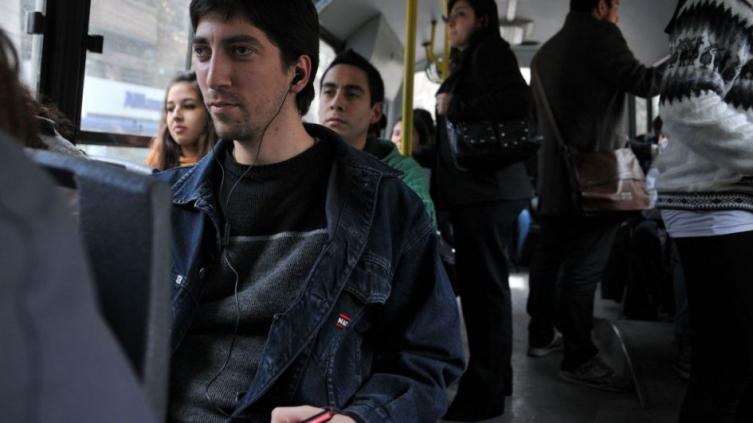 ¿Te gusta la música fuerte en los auriculares? Los consejos y riesgos para la salud