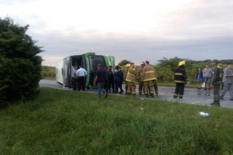 Un colectivo volcó en la Autopista Santa Fe- Rosario y hay heridos graves
