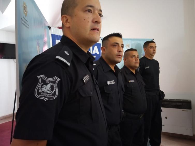 Policías ayudaron a salvar la vida de un bebé