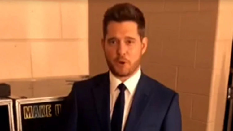 Bublé grabó un divertido video en español para promocionar la obra de Darío Lopilato