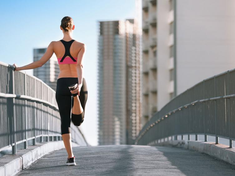 ¿Por qué se debe calentar antes de caminar o correr?