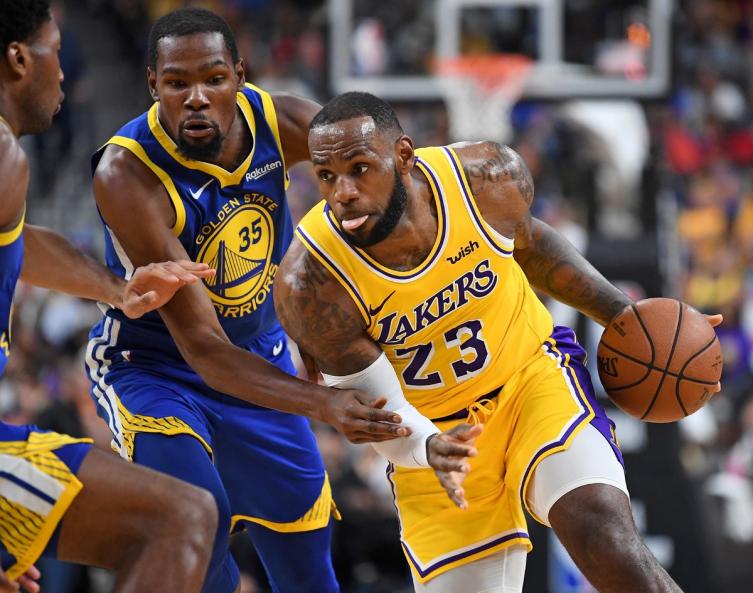 LeBron James superó a Michael Jordan en la tabla histórica de anotadores de la NBA