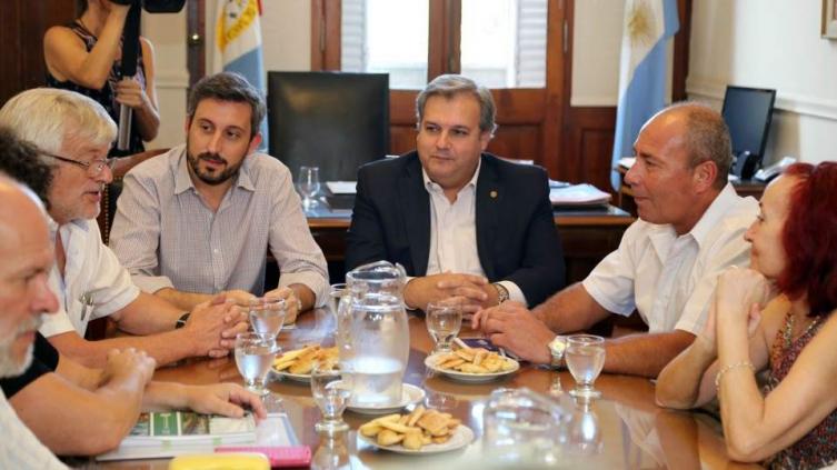 Paritarias: los estatales fueron a un cuarto intermedio y los docentes rechazaron la propuesta