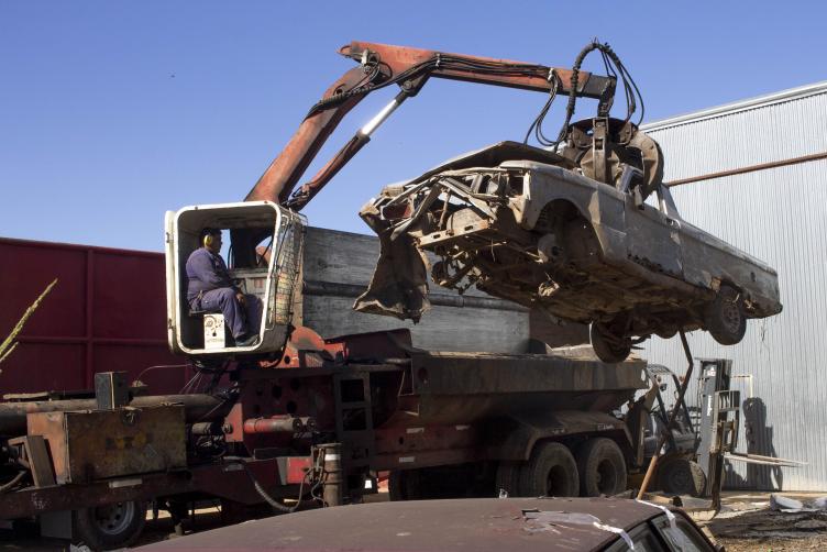 El Municipio comenzó a compactar vehículos abandonados en la vía pública