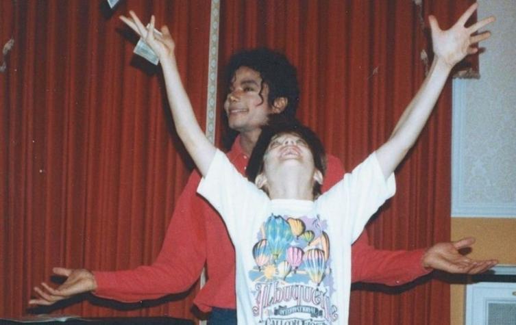Un video de Michael Jackson con un bigote falso ratificaría el relato de uno de los hombres que lo acusaron de abuso
