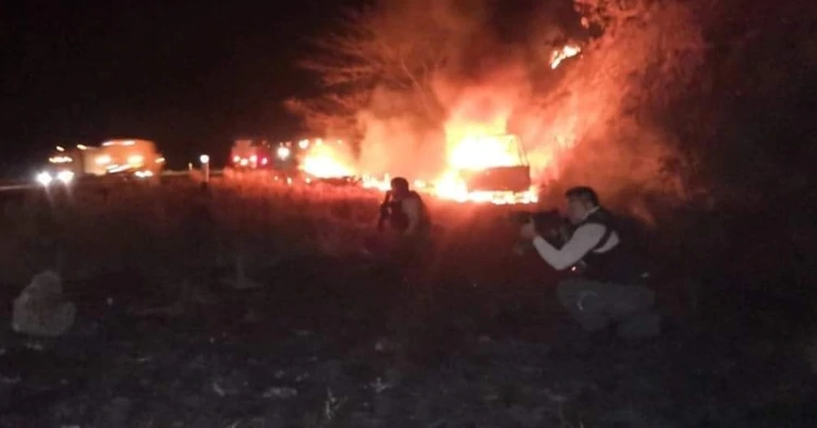 Enfrentamientos entre el Cártel Jalisco Nueva Generación y policías dejaron 5 muertos y narcobloqueos en México