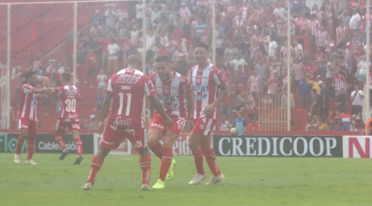 Unión le ganó a Lanús con un contundente 3 a 0 e ingresó a zona de Sudamericana