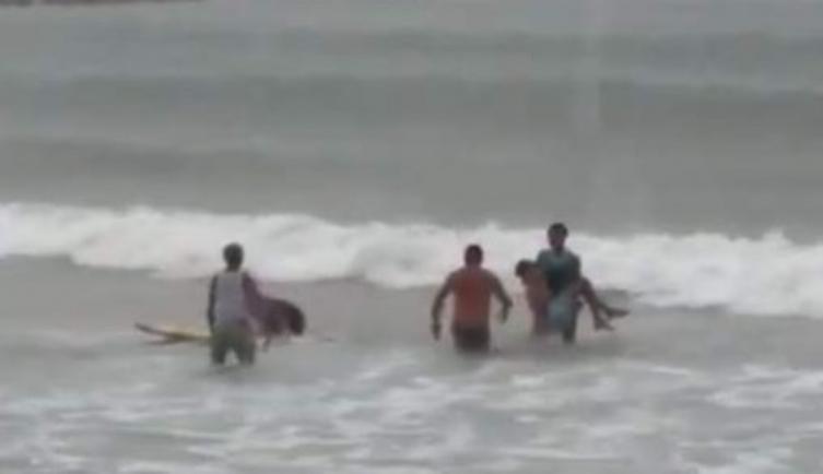 Video: una campeona de surf murió fulminada por un rayo