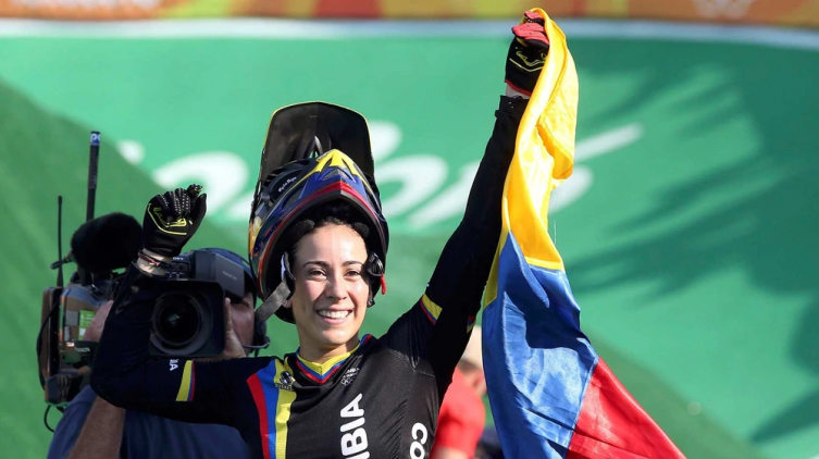 Retuvieron a la bicampeona olímpica de BMX en un aeropuerto de Argentina