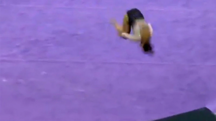 Una gimnasta se rompió las dos piernas en plena performance y se retiró del deporte