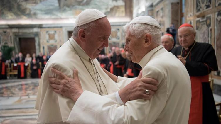 Benedicto XVI critica la estrategia de Francisco contra la pedofilia
