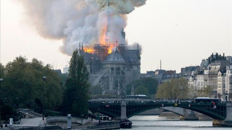 Se incendia la catedral Notre Dame en París