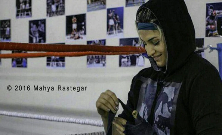 Sadaf Khadem, la primera boxeadora iraní que tiene una orden de arresto y no puede regresar a su país