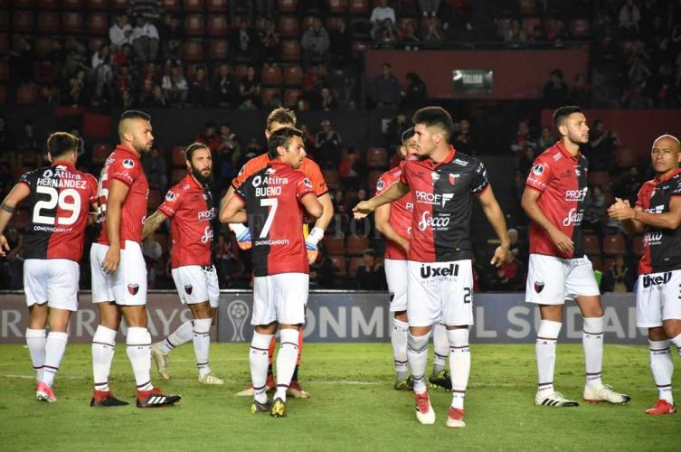 Colón viaja en avión y se