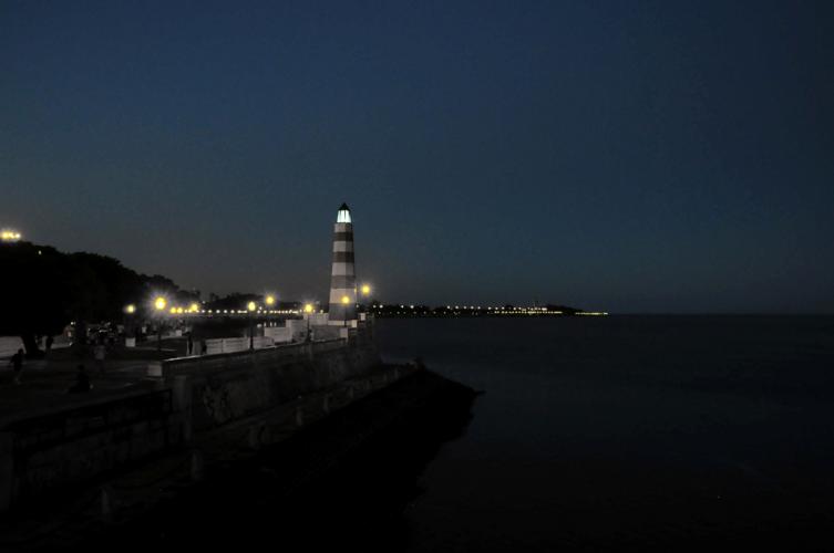 Balean a una mujer en el faro de la costanera