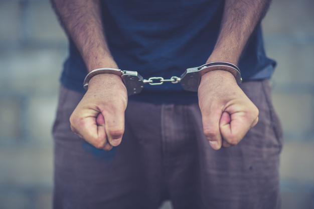 Violó la orden de restricción y llegó armado a la casa de su ex: fue detenido