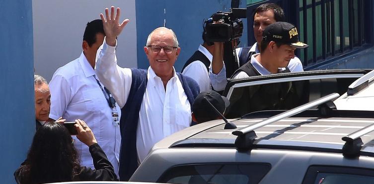 Operaron de urgencia al ex presidente peruano Kuczynski y le dieron prisión domiciliaria
