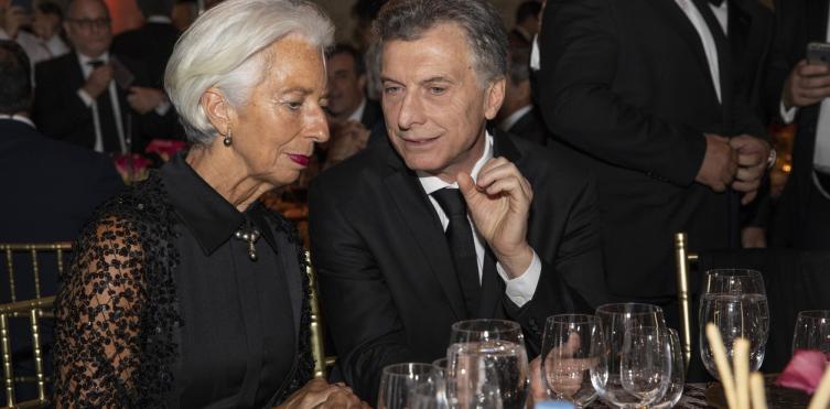 El Gobierno negocia con el FMI para fortalecer la pulseada contra el dólar