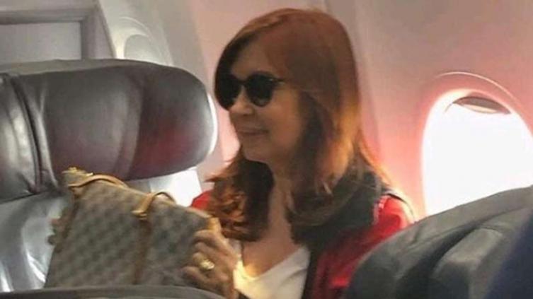 Cristina regresó a la Argentina tras visitar a su hija Florencia en Cuba