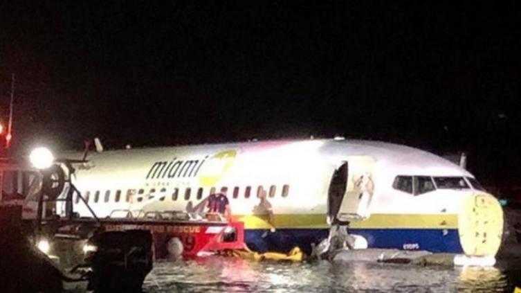 Un Boeing 737 con 143 pasajeros que terminó en un río de Florida