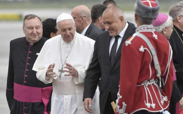 El Papa llega a Bulgaria y le pide que no se cierre a la inmigración