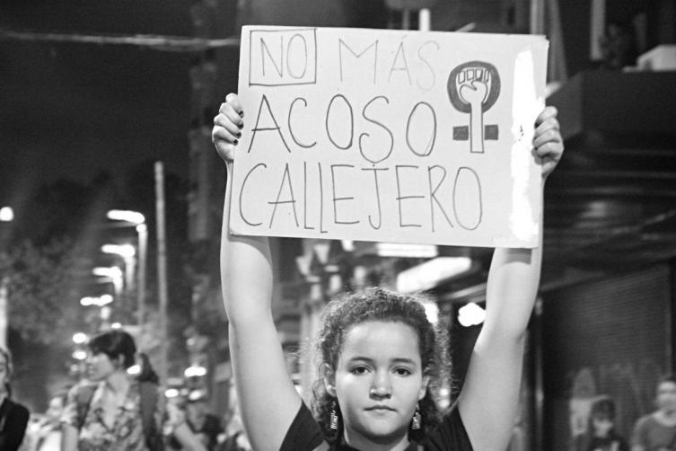 El Gobierno promulgó la ley que prohíbe el acoso callejero