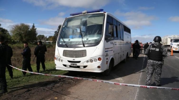 Emboscaron un micro del Servicio Penitenciario y se fugaron presos armados