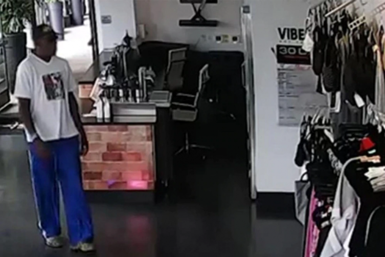 Acusaron a Dennis Rodman de robar en una tienda de ropa: hay video que lo incrimina