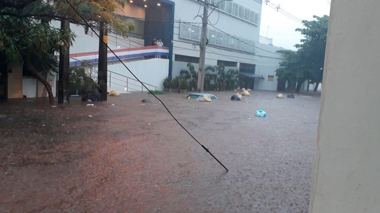 Fuertes tormentas causaron inundaciones y caos en Paraguay