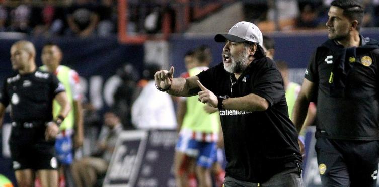 Maradona vuelve a la Argentina para operarse y su futuro club como DT. definido