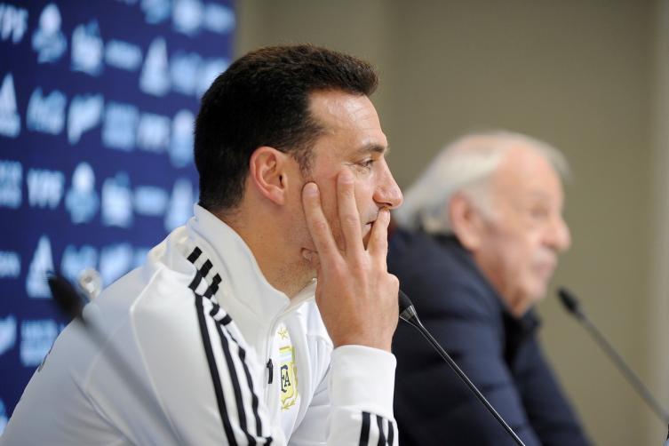 Conferencia con apoyo de Menotti a Scaloni y una frase sobre Lio Messi