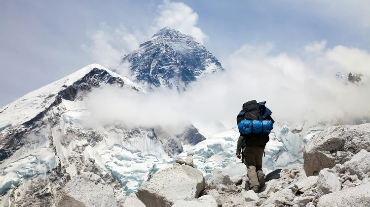 La inédita jornada que vivieron más de 200 alpinistas en el Everest