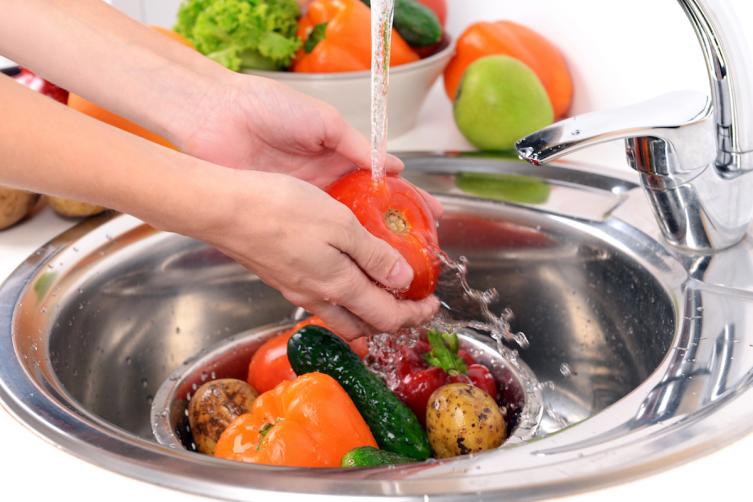 Cinco alimentos que no deberías lavar tanto como pensás