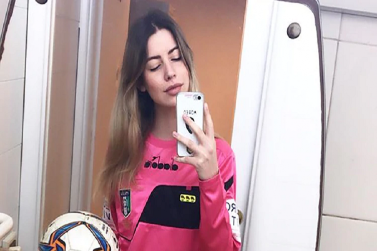 Un jugador se bajó los pantalones frente a la árbitra y la desafió a tener sexo