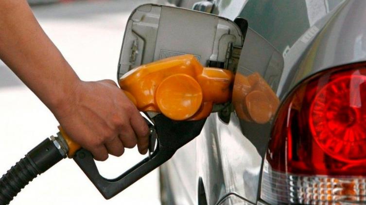 El Gobierno oficializó la postergación del aumento en la nafta hasta el 1° de julio