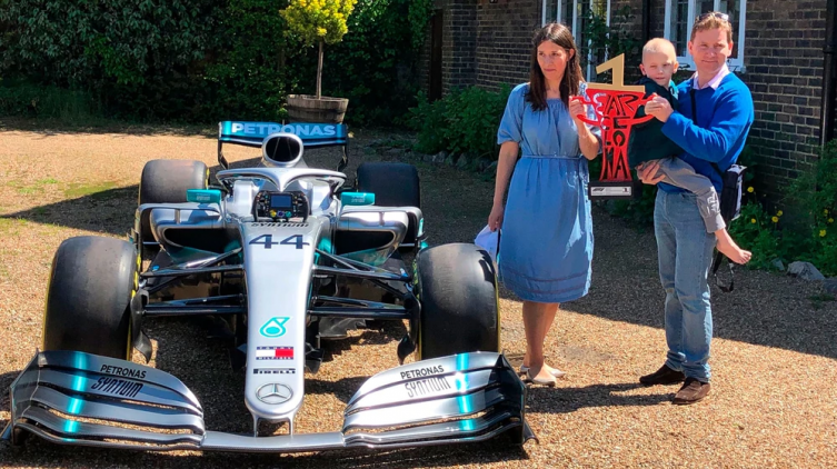 Falleció el niño con cáncer que había emocionado a Lewis Hamilton
