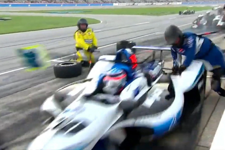 IndyCar: entró a toda velocidad a los boxes y atropelló a un mecánico