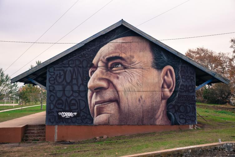 El artista plástico Cobre realizó un mural de Juan José Saer 