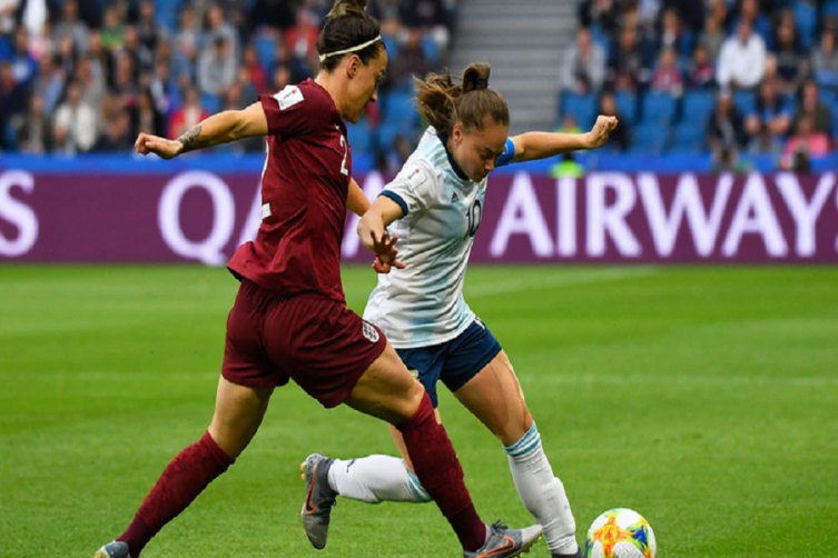 Argentina cayó ante Inglaterra en el Mundial, pero todavía tiene chances de pasar de ronda