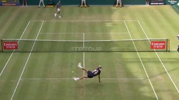 Tsonga y Paire improvisaron un fútbol tenis en pleno partido