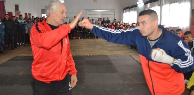 Látigo Coggi dio una clínica de boxeo en un centro penitenciario