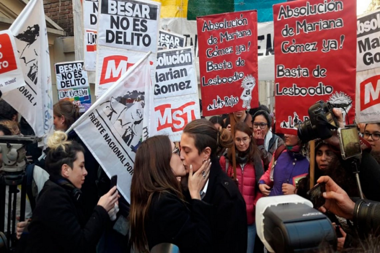 Condenaron a un año de prisión en suspenso a la joven que besó a su novia en la estación Constitución