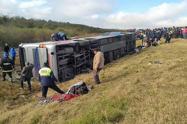 Tucumán: al menos 13 muertos tras el vuelco de un colectivo con jubilados