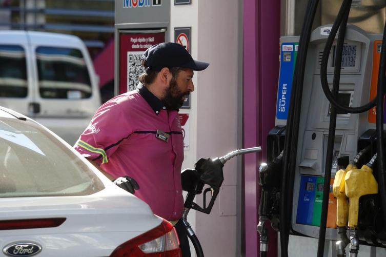 Al igual que YPF, las petroleras aumentaron sus combustibles