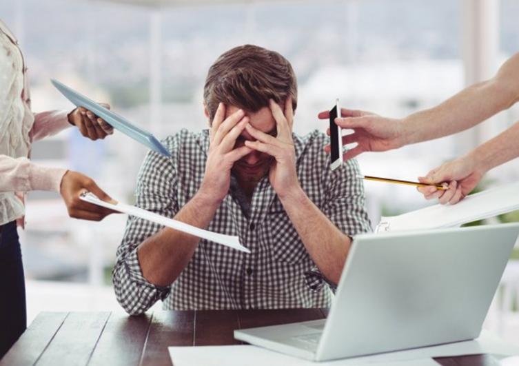 Trabajar más de 10 horas por día aumenta tu riesgo de sufrir un ACV