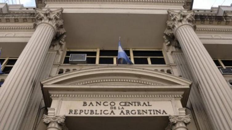 El Gobierno le pide al FMI autorización para vender más dólares en el mercado de futuros